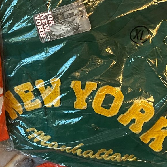 Green Manhattan New York T-Shirt - Picture 1 of 4